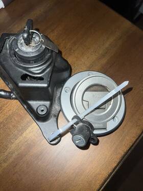 B7n-15499-00-00 Yamaha 2021-2024 Mt-09 Ignition Switch/steering Lock Used Oem Key Set